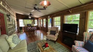 TV connectée, cheminée, livres, chaßne hi-fi