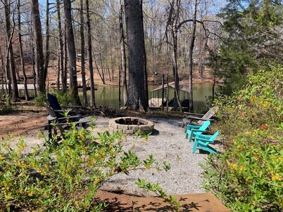 Lake Hartwell Cabin w/ covered dock, sunroom, firepit, deck, sleep 12