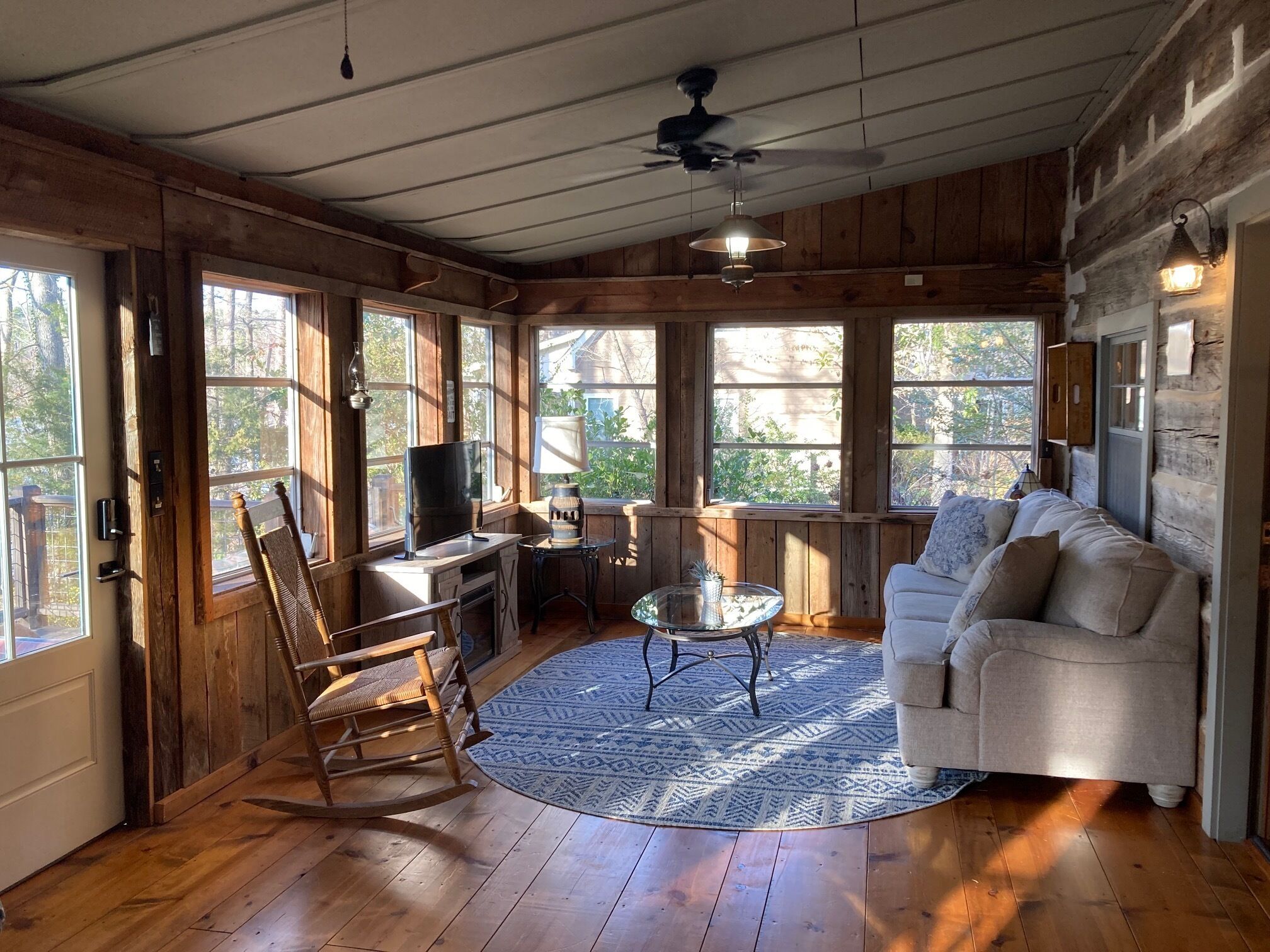 TV connectée, cheminée, livres, chaîne hi-fi