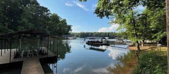 Lake Hartwell Cabin w/covered slip dock, firepit, kayaks, three bedrooms slp. 12