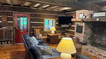 Älytelevisio, takka, kirjoja, stereot