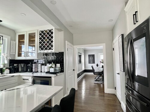 Stylish 2 Bedroom Home with Modern Features and Amenities—WIFI and Central Air