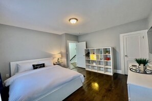 2 bedrooms, iron/ironing board, WiFi, bed sheets - Stylish 2 Bedroom Home with Modern Features and Amenities—WIFI and Central Air (Brockton)