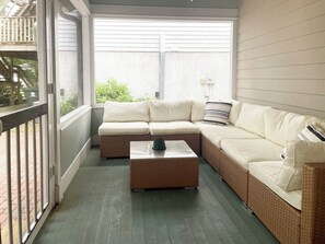 Smart TV - BEAU-COUP: A spacious, family-friendly home a block from the water in Beaufort. (Beaufort)