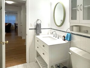 Shower, hair dryer, bidet, towels