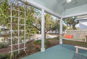 Terrace/patio - BEAU-COUP: A spacious, family-friendly home a block from the water in Beaufort. (Beaufort)