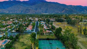 Sports court - Tranquil 3-bedroom house in Palm Springs with WiFi and AC (Palm Springs)