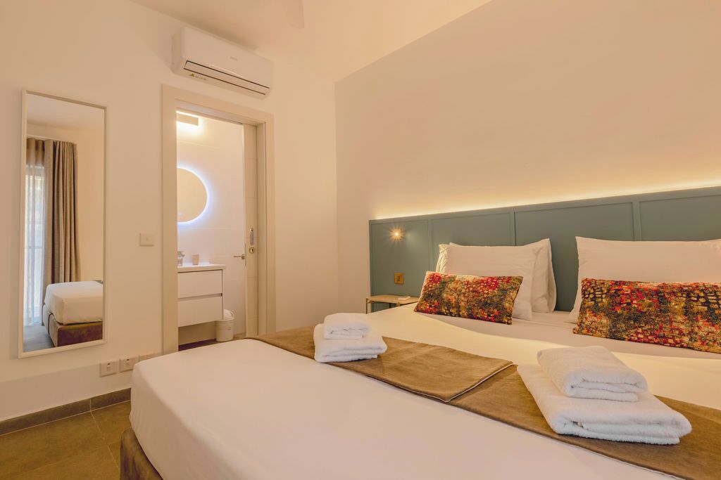 Laptop workspace, blackout drapes, iron/ironing board, free WiFi