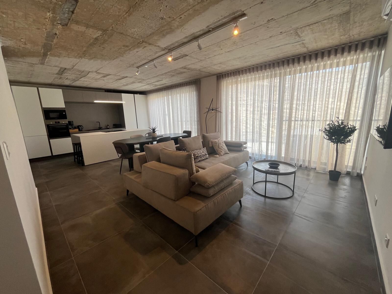 Penthouse - 3 sovrum - bubbelpool - utsikt mot havsviken | Vardagsrum | Tv