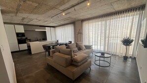 Penthouse, 3 slaapkamers, hot tub, uitzicht op baai | Woonruimte