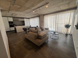 Àtic, 3 dormitoris, banyera d'hidromassatge, vistes a la badia | Sala d'estar | Televisor