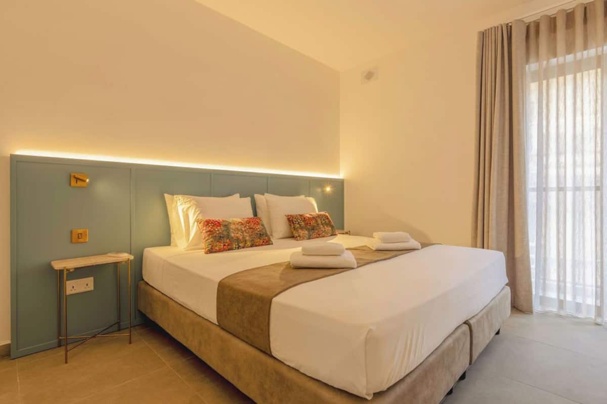 Laptop workspace, blackout drapes, iron/ironing board, free WiFi