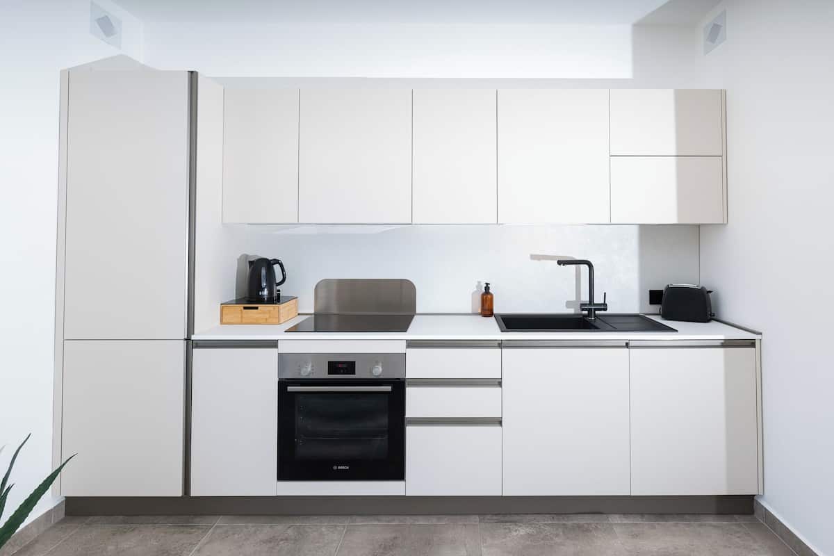 Een koelkast/vriezer, een magnetron, een oven, een kookplaat