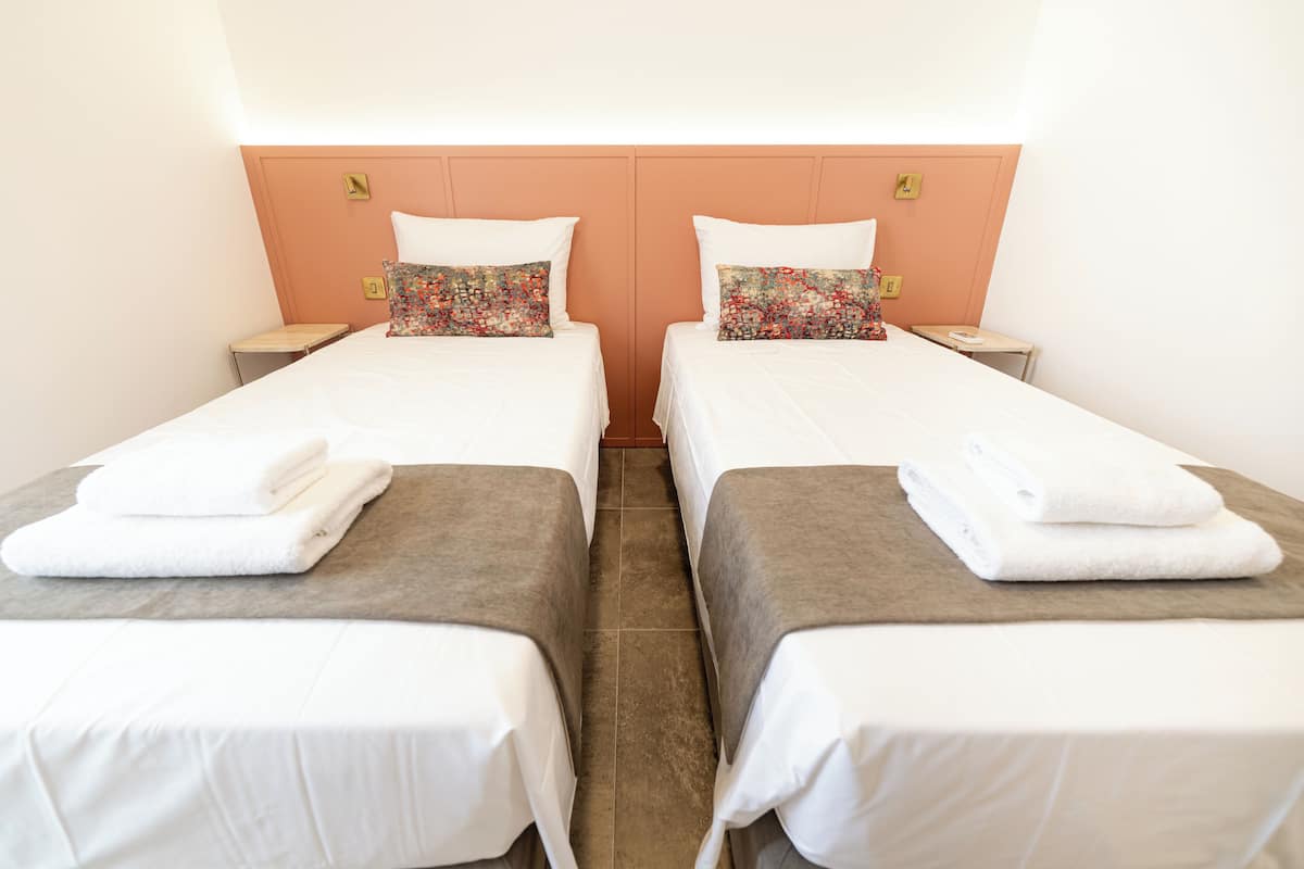Comfort appartement, 3 slaapkamers, uitzicht op baai, in toren | 2 slaapkamers, een laptopwerkplek, verduisterende gordijnen