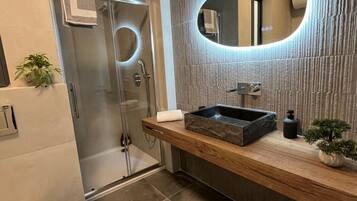 Penthouse, 3 phòng ngủ, bồn tắm nước nóng, quang cảnh vịnh | Phòng tắm | Buồng tắm vòi sen, vòi sen phun mưa, máy sấy tóc, khăn tắm