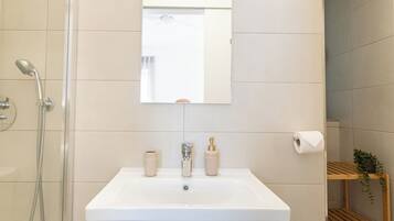 Comfort Apartment, 3 Bedrooms, Balcony, Bay View | Bathroom | Shower, rainfall showerhead, hair dryer, towels