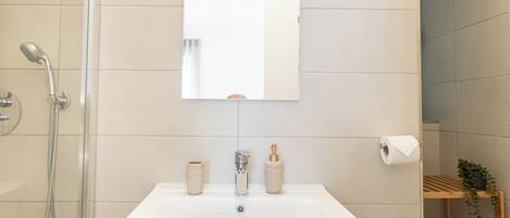 Appartement Confort, 3 chambres, vue sur la baie, dans la tour | Salle de bain | Douche, douche cascade, séchoir à cheveux, serviettes fournies