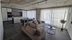 Penthouse, 3 slaapkamers, hot tub, uitzicht op baai | Woonruimte