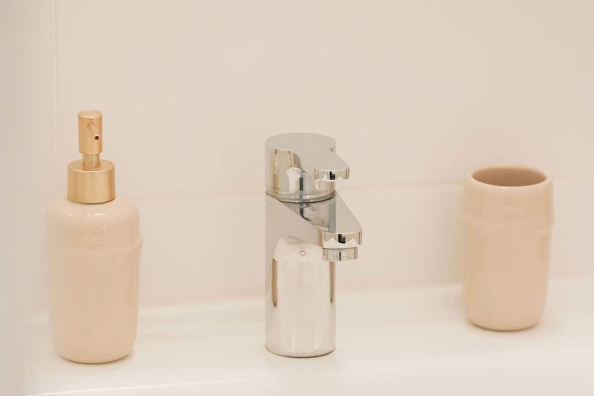 Regadera, regadera tipo lluvia, secadora de cabello, toallas