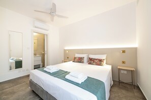 Laptop workspace, blackout curtains, iron/ironing board, free WiFi - Gozo Dive Residence (Munxar)