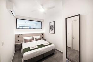 Espai de treball apte per a portàtils i cortines opaques