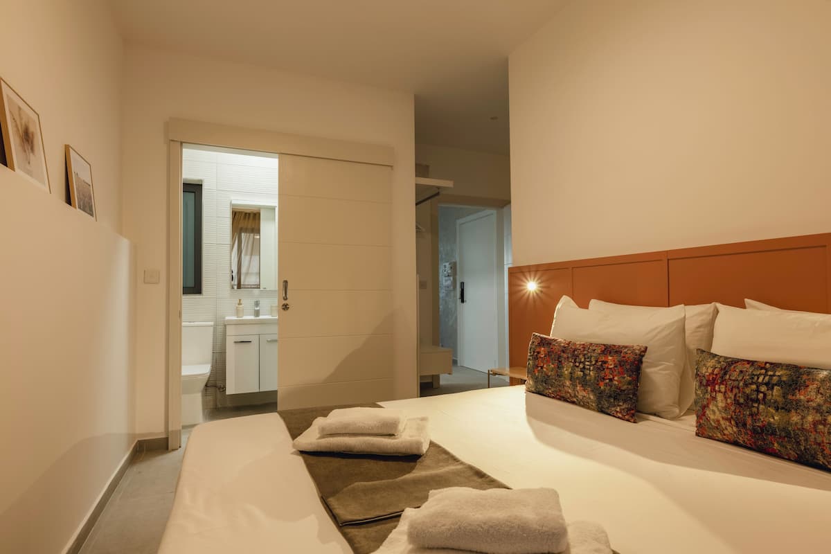 Espacio para trabajar con laptop y cortinas blackout