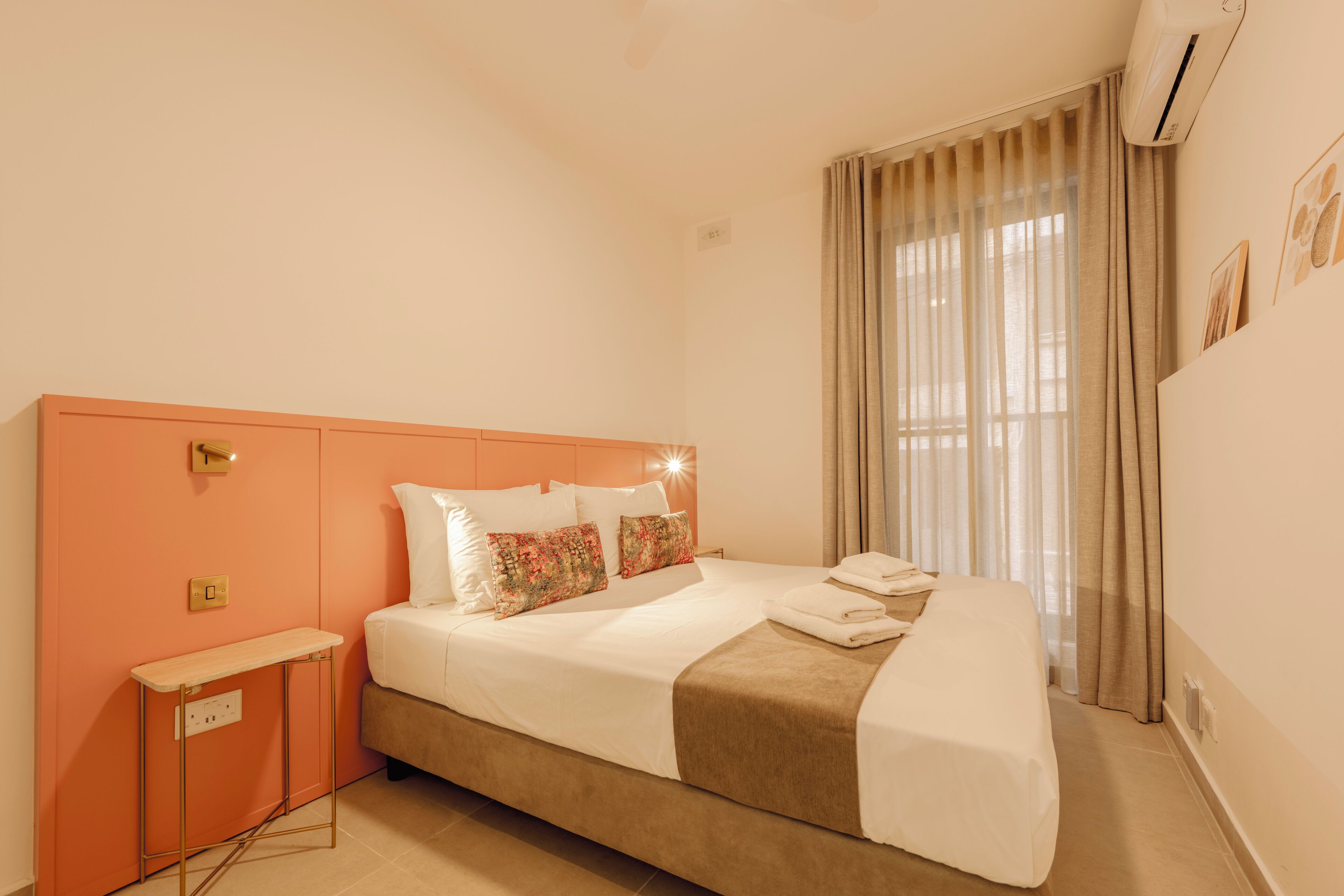 Laptop workspace, blackout drapes, iron/ironing board, free WiFi