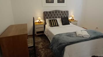 1 habitación, tabla de planchar con plancha, wifi y ropa de cama