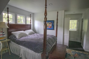 1 bedroom, desk, travel crib, WiFi