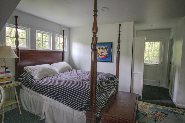 1 bedroom, desk, travel cot, WiFi