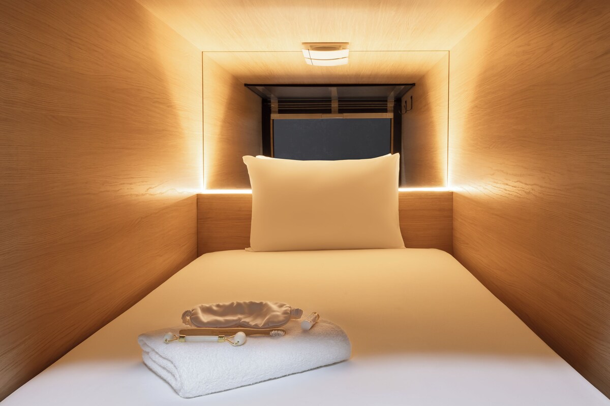 Female Capsule Cocoon | Soundproofing, WiFi (free)