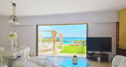 Your dream vacation starts here. Villa panoramic view, 5 minutes from Cannes
