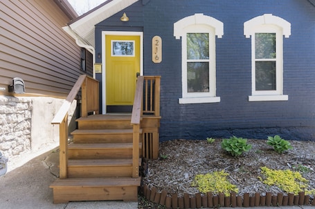 Exterior detail. Charming 1-bedroom house in delightful Winona with WiFi, AC and PRIVATE PATIO