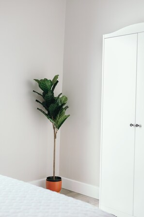 1 soverom, skrivebord, strykejern/-brett og reiseseng for barn