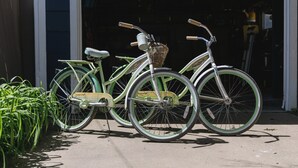 Ein Fahrrad vor einem Gebäude mit Tür und Fenster.