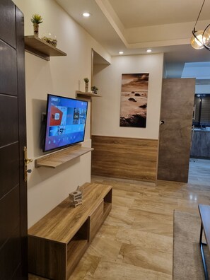 Appartement, 2 slaapkamers, toegankelijk voor mindervaliden, roken | Woonkamer | Flatscreentelevisie