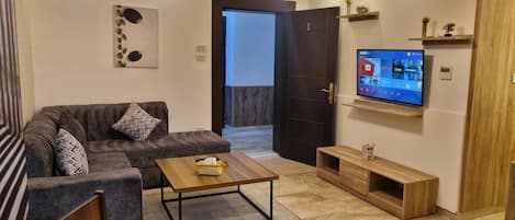 Apartment, 2 Bedrooms, Accessible, Smoking | Living room
