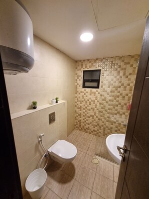 Apartment, 2 Bedrooms, Accessible, Smoking | Bathroom