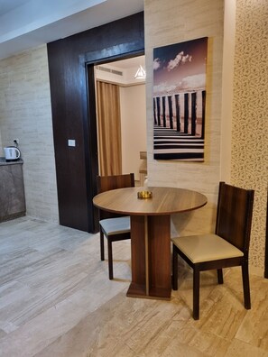 Apartamento, 2 quartos, acessível, para fumantes | Sala de estar | TV de tela plana