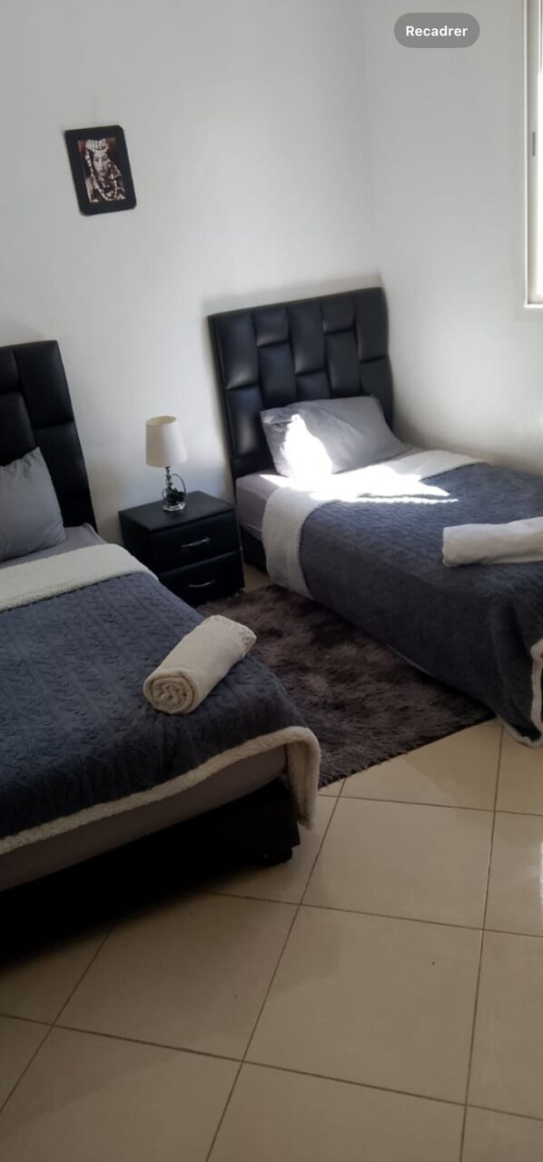 2 habitaciones, tabla de planchar con plancha, wifi y ropa de cama 