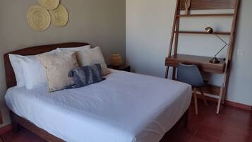 2 bedrooms, iron/ironing board, free WiFi