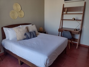 2 bedrooms, iron/ironing board, free WiFi