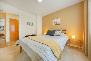 2 bedrooms, desk, iron/ironing board, free WiFi