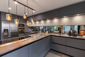 Kühlschrank, Mikrowelle, Ofen, Herdplatte