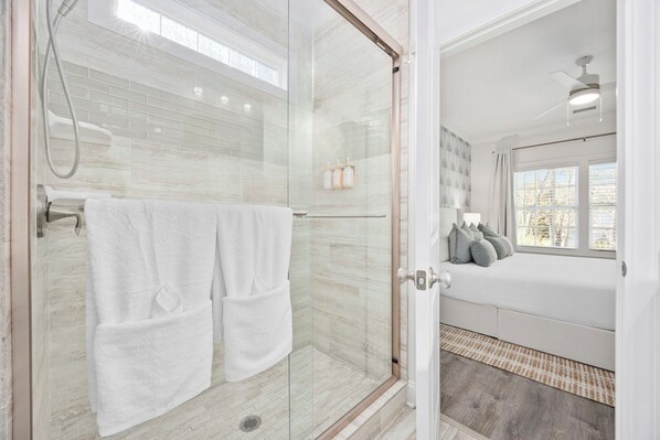 Shower, hair dryer, towels, soap - Private Heated Saltwater Pool- Golf Cart- New Home-Walk to the Beach- Beach Gear (North Myrtle Beach)