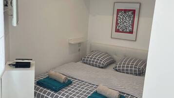 1 slaapkamer, een strijkplank/strijkijzer, wifi, beddengoed
