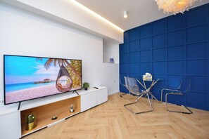 Apartment, 1 Bedroom, Smoking, Balcony | Living room