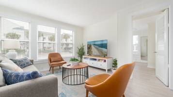 Een smart-tv en boeken