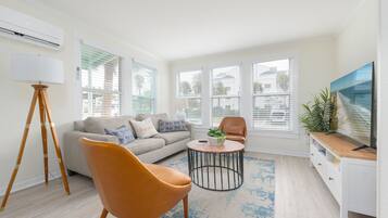 Een smart-tv en boeken