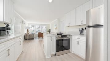 Een koelkast, een magnetron, een oven, een kookplaat